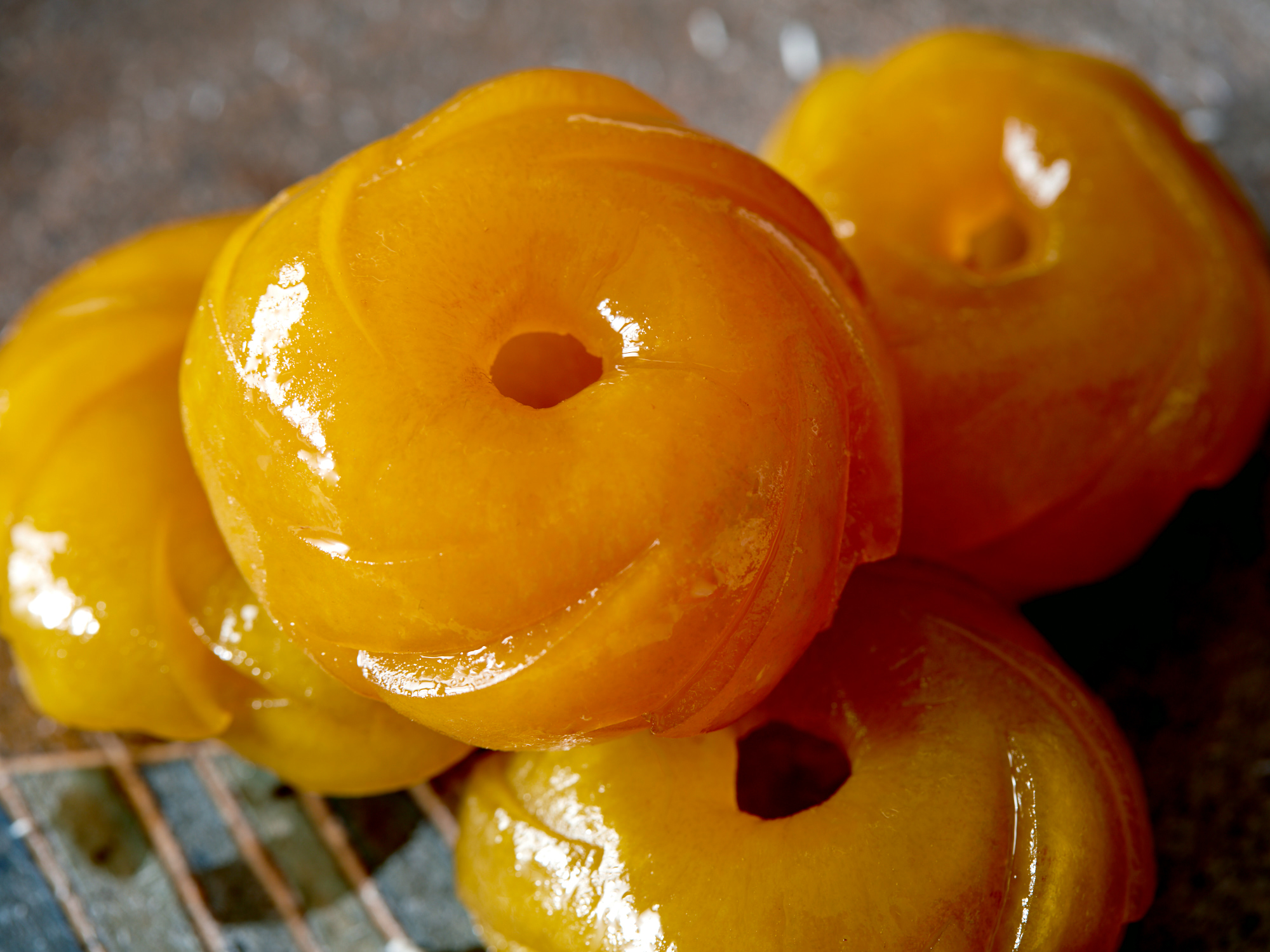 用当地的青梅雕花去核,加蜂蜜白糖,以古法历时数月浸渍而成,成品的